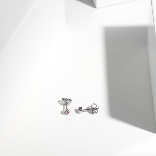 Minimalistische Ohrstecker mit rosa Saphiren in Bezelfassung Tofine