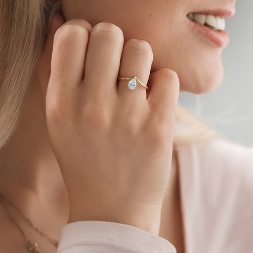 Verlobungsring V-Form mit tropfenförmigem Lab Grown Diamanten Ingrid