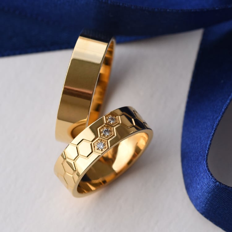 Goldene Eheringe mit Gravur und Diamanten Nazia 76636