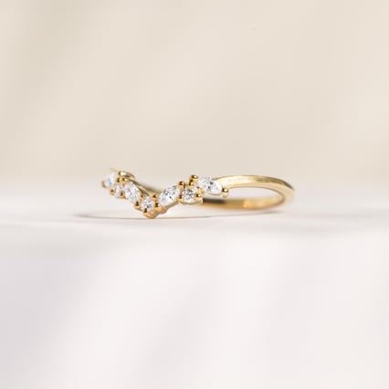 Ring in V-Form mit runden und Marquise Lab Grown Diamanten Fergal