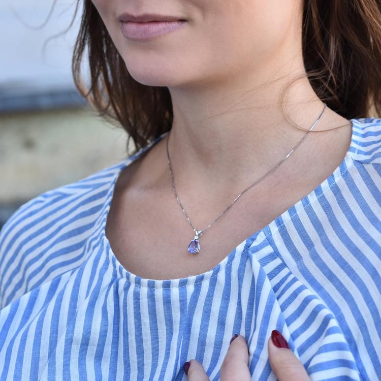 Goldanhänger mit Tansanit in Tropfen-Schliff und Diamanten Raulla 35881