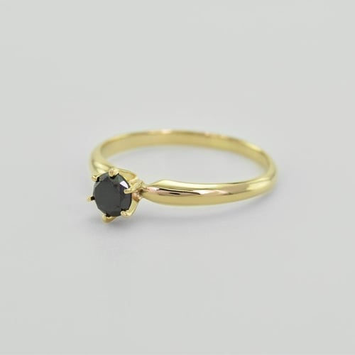 Goldener Verlobungsring mit schwarzem Diamant Mala