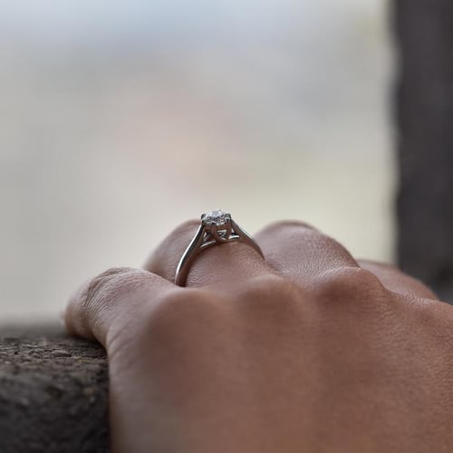 Verlobungsring mit Diamant und Rubin Nelia