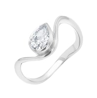 Atypischer Verlobungsring mit einem tropfenförmigen Diamanten Kylie