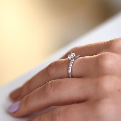 Goldener Verlobungsring mit Moissanit und Lab Grown Diamanten Vanan