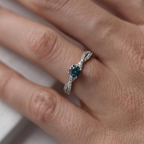 Himmlischer Verlobungsring aus Gold mit blauem Diamant Sky