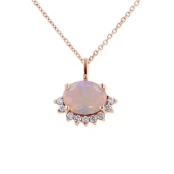 Anhänger mit einem halben Halo um einen ovalem Opal mit Diamanten Reverie