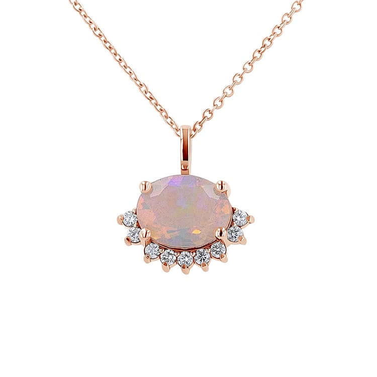 Anhänger mit einem halben Halo um einen ovalem Opal mit Diamanten Reverie