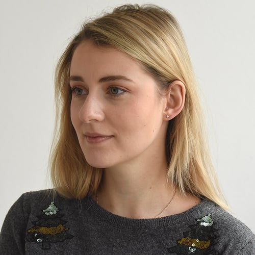 Ohrringe in Form von Blumen mit seitlichen Diamanten Sandre