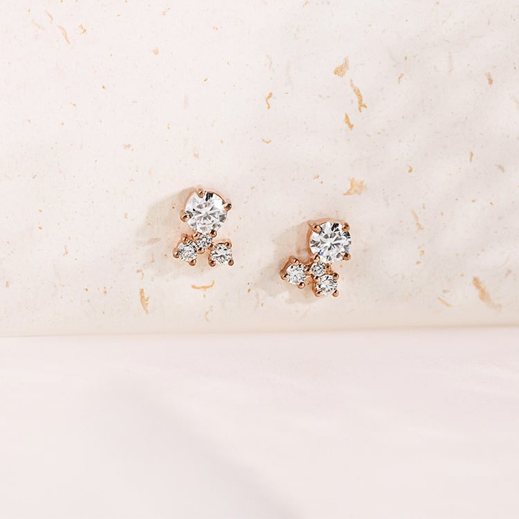 Silberne Cluster Ohrringe mit Moissaniten und Lab Grown Diamanten Kerrie 152959