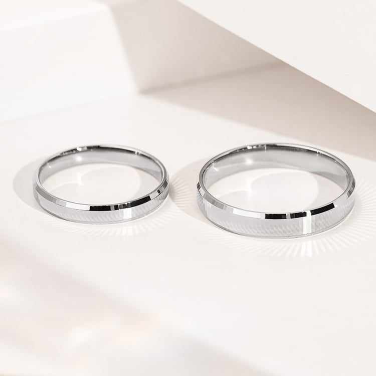 Goldene Trauringe mit abgeschrägten Kanten und unkonventioneller Oberfläche Roel 156800