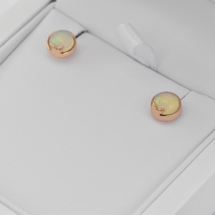 Romantische runde Ohrstecker aus Gold mit Opalen Erica 35298