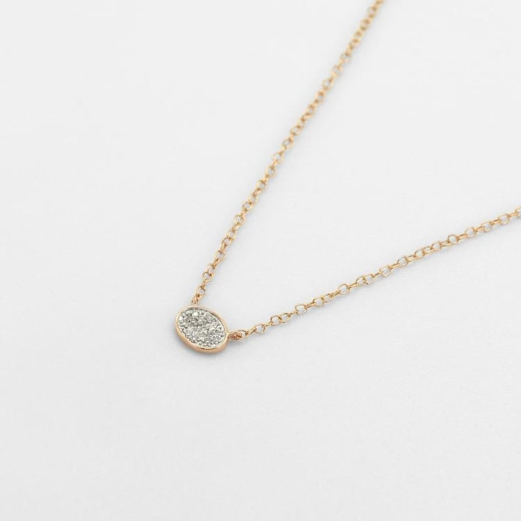 Minimalistische Kette mit einem ovalen Anhänger voller Diamanten Vonnie 46692