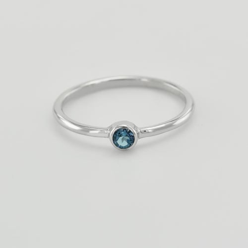 Goldener minimalistischer Ring mit London Topas Emilien