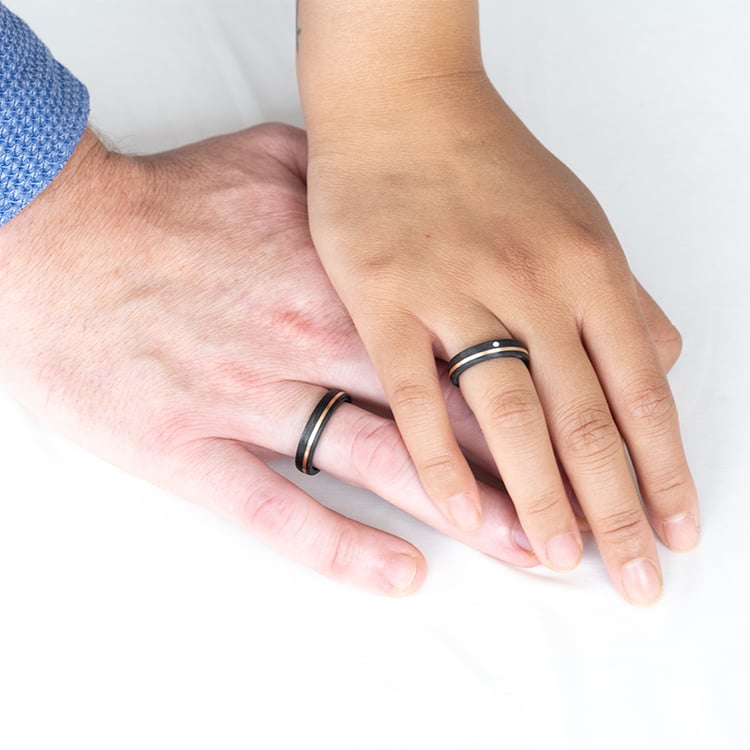 Leicht abgerundete Eheringe aus Carbon und Gold mit Diamant Lise 127258