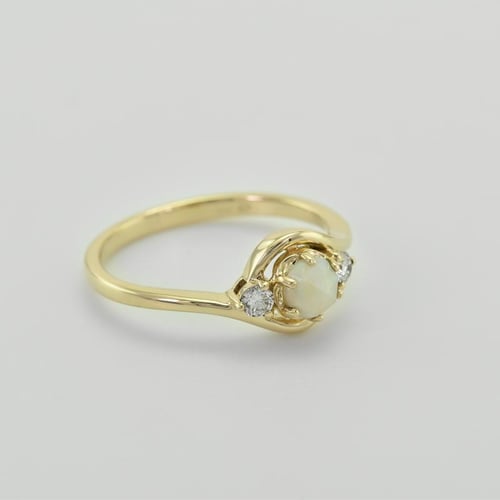 Goldener Verlobungsring mit Opal und Diamanten Eleie