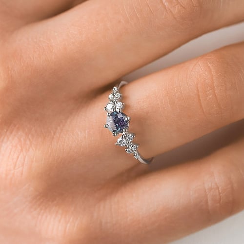 Verlobungsring mit Lab Grown Alexandrit und Diamanten Olha