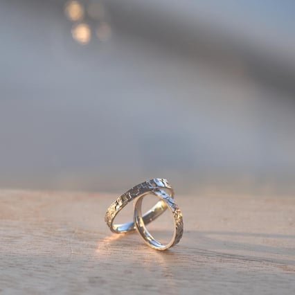 Goldene Eheringe mit Reliefoberfläche Xerdora