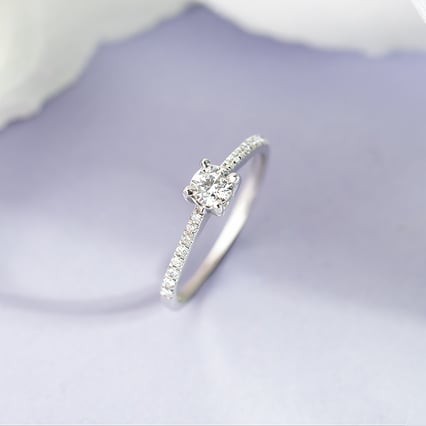 Goldener Verlobungsring mit Diamanten im Pave Stil Dalea