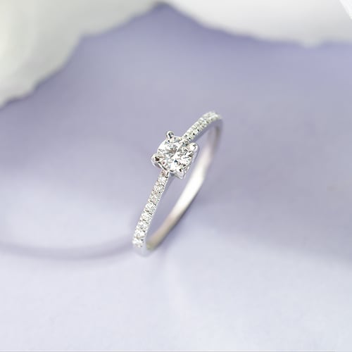 Goldener Verlobungsring mit Diamanten im Pave Stil Dalea