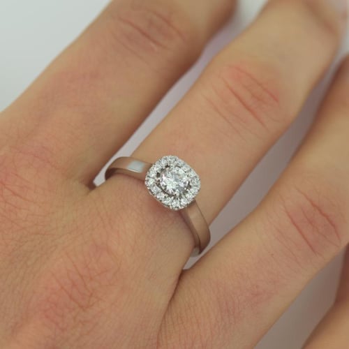 Verlobungsring mit Lab Grown Diamanten im Halo-Stil Reley