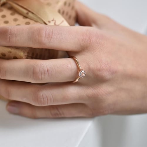 Goldener Verlobungsring mit Morganit Mahiya