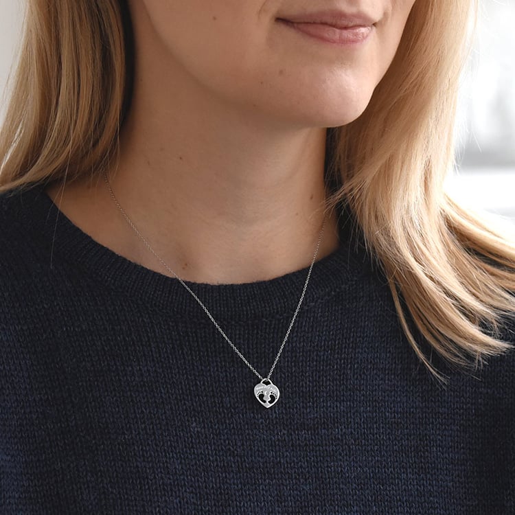 Silberner Anhänger mit Kinderfüßchen, einem Diamanten und Gravur Olivia 103373