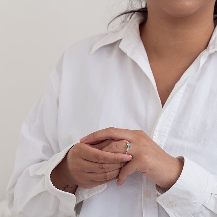 Verlobungsring mit 0.32ct IGI-zertifiziertem blauem Diamanten Mica 128456