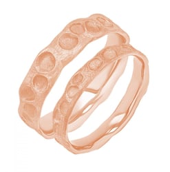 Goldene Eheringe mit atypischer Oberfläche Iris