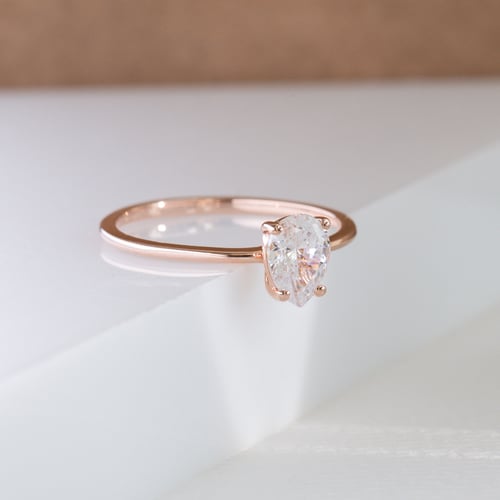 Verlobungsring mit einem Lab Grown Diamanten in Birnenform North