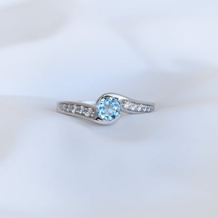 Verlobungsring mit schweizerblauem Topas Lytarie