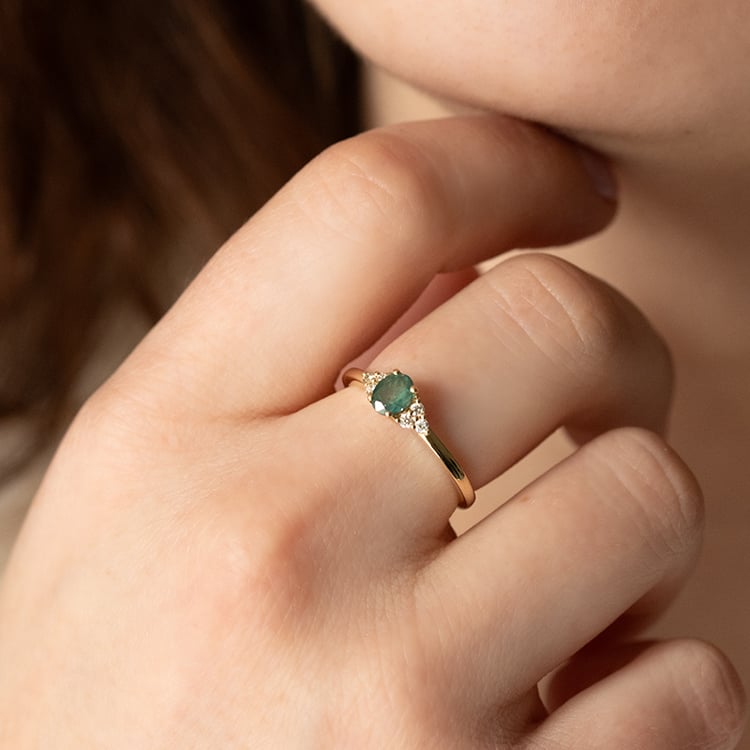 Verlobungsring mit einem natürlichen Alexandrit und Diamanten Sheldo 139155