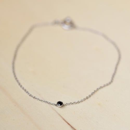 Minimalistisches Armband aus Gold mit schwarzem Diamanten Bonato