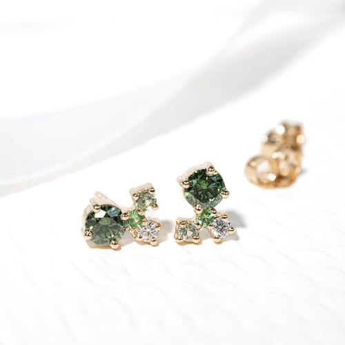 Cluster-Ohrringe mit grünen Diamanten, Saphiren, Tsavorit-Granaten und Moissaniten Kerrie