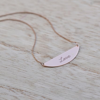 Goldener Halbmond mit Gravur Ihrer Wahl Liviane