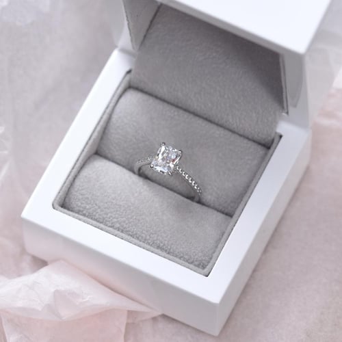 Verlobungsring mit Diamanten im Smaragdschliff Rafa