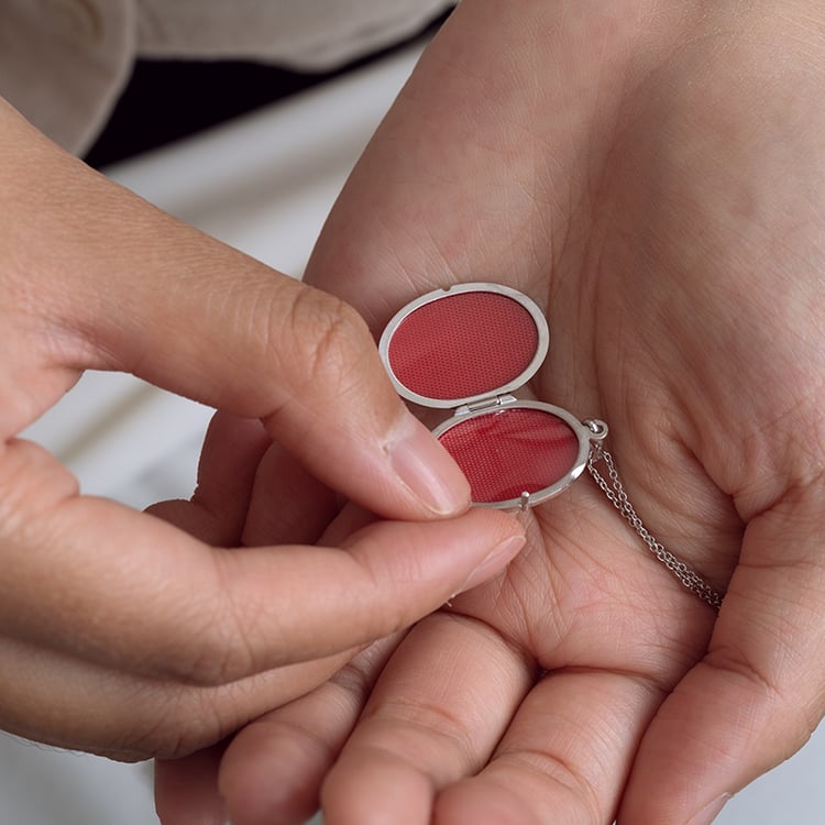 Silbernes Medaillon mit Muster zum Öffnen 129377