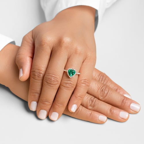 Goldener Ring mit Lab Grown Smaragd in Herzform und Diamanten Harold