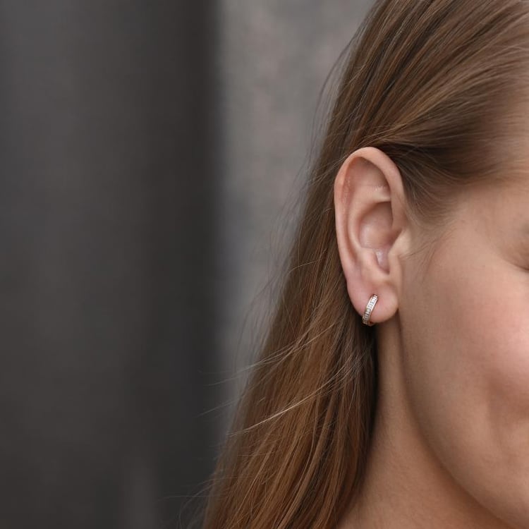 Elegante goldene Ohrclips mit Baguette-Diamanten Emy 10176