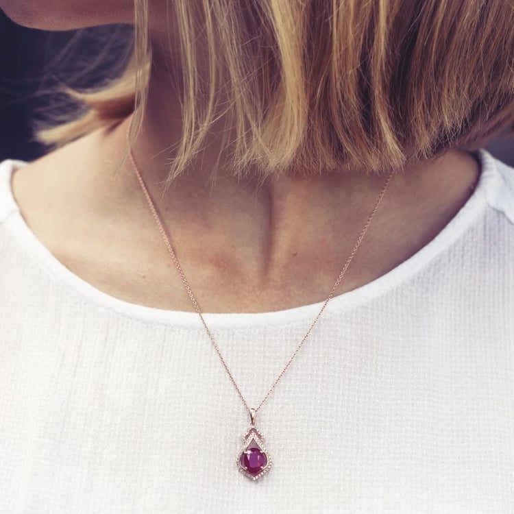 Kette mit Rubin und Diamanten auf dem Hals 12962