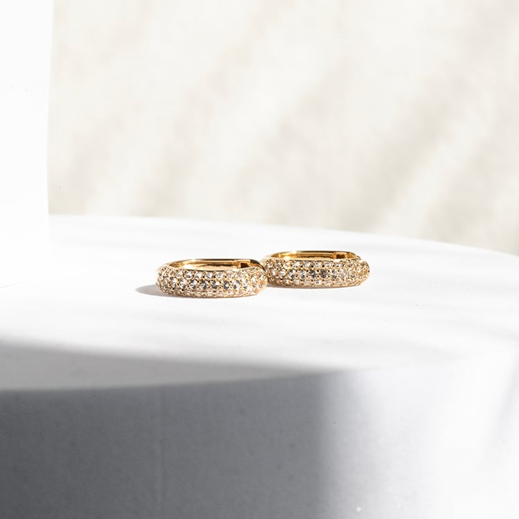 Silberne runde Pavé-Ohrringe mit weißen Topasen Shaviv 142852