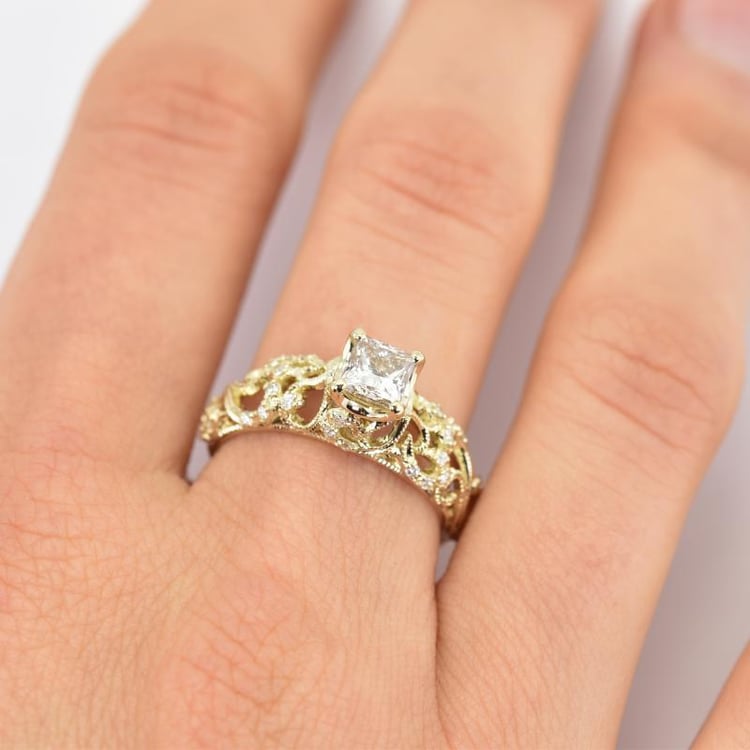 Vintage Verlobungsring auf dem Finger 15950