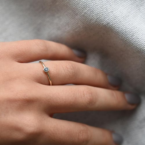 Goldener minimalistischer Ring mit London Topas Emilien