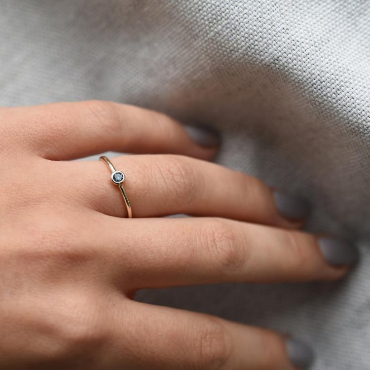 Goldener minimalistischer Ring mit London Topas Emilien 49222