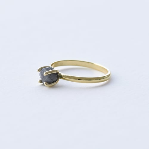 Goldener Ring mit Rohdiamant in dunkelgrau Nemy