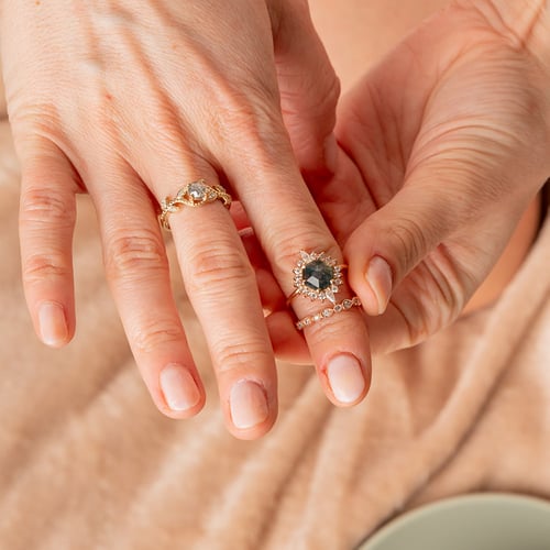 Verlobungsring mit einem Salt and Pepper Diamanten und Lab Grown Diamanten Vindo