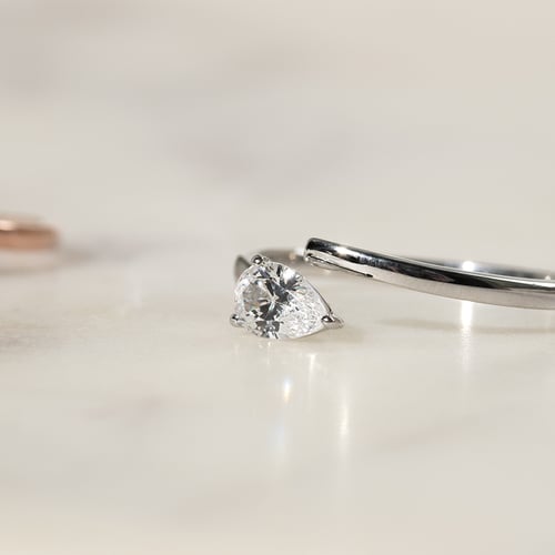 Unkonventioneller Verlobungsring mit einem Lab Grown Diamanten Hazel