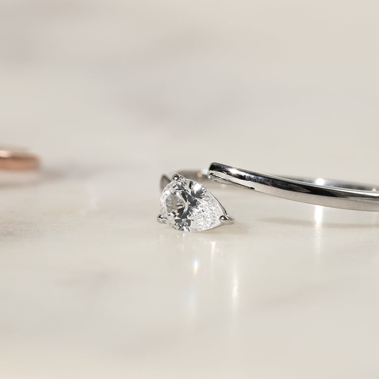 Unkonventioneller Verlobungsring mit einem Lab Grown Diamanten Hazel 137530