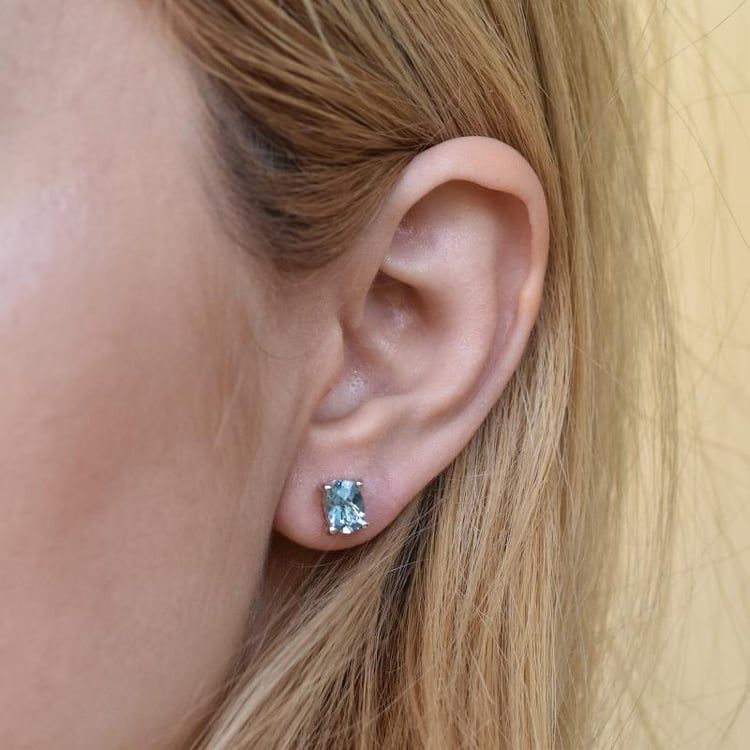 Schweizerblauer Topas in Silber Ohrstecker auf dem Ohr 14152