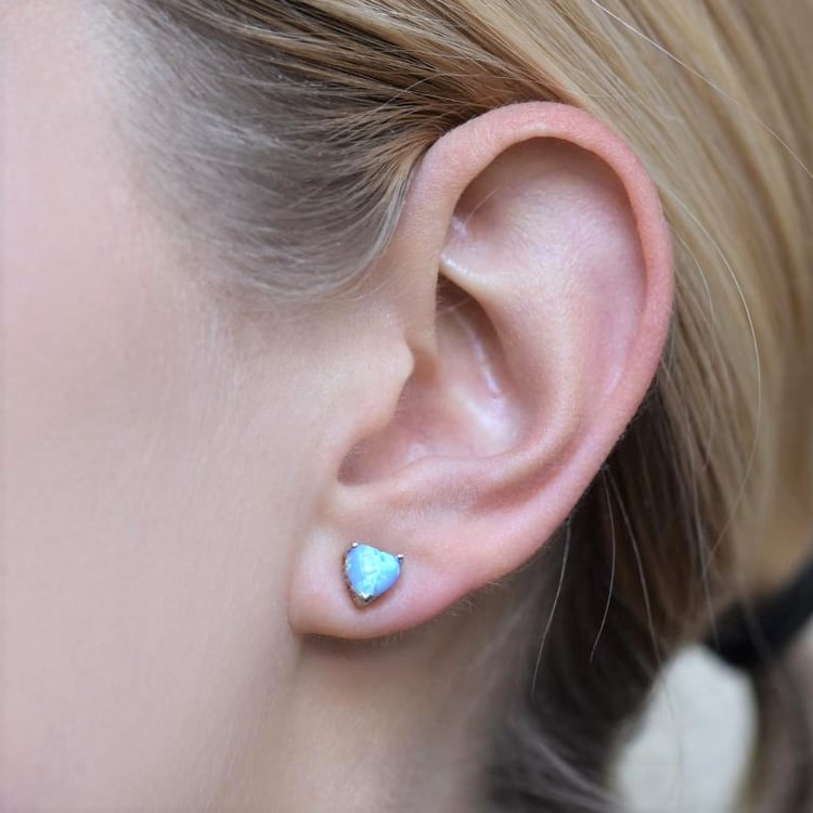 Silberne Herzohrringe mit Opalen Ila 105154